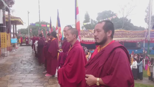 на фото буддийские монахи в монастыре