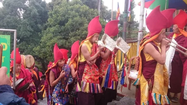 Фото шествия в буддийском монастыре