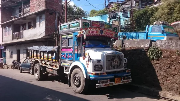 на фото грузовит на улице Индии