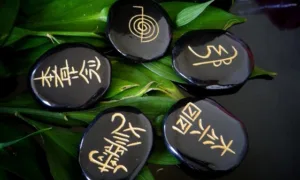 Изображение камней с иероглифами Рейки