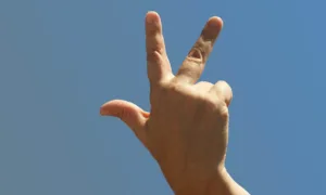 Изображение руки два пальца вверх