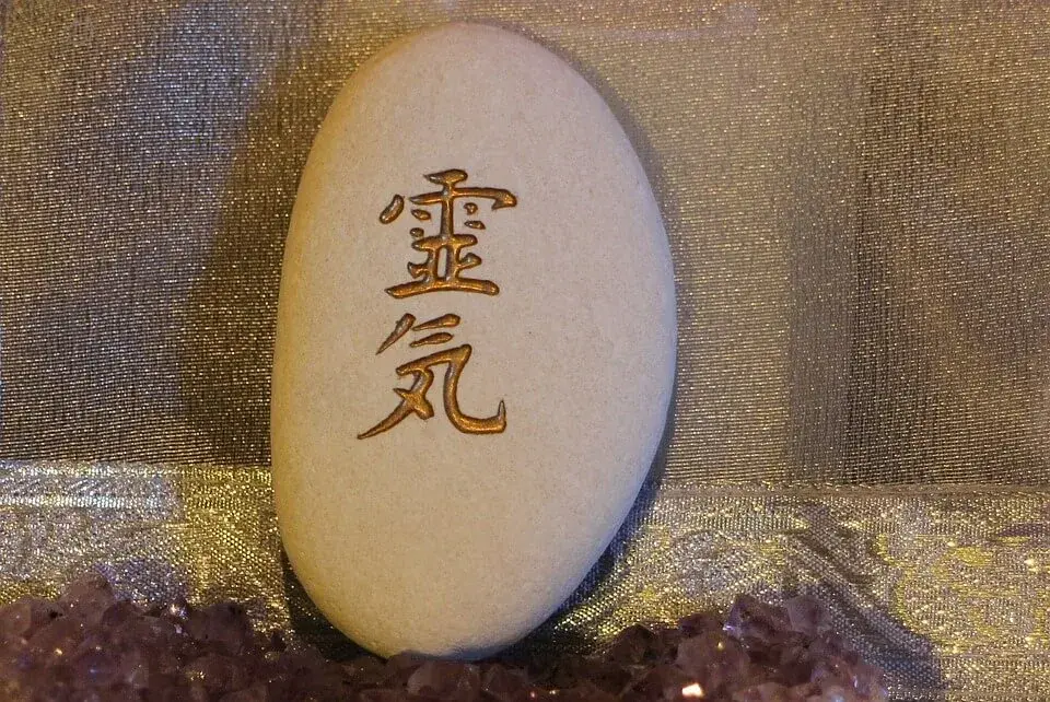 На фото белый камень с изображением иероглифа