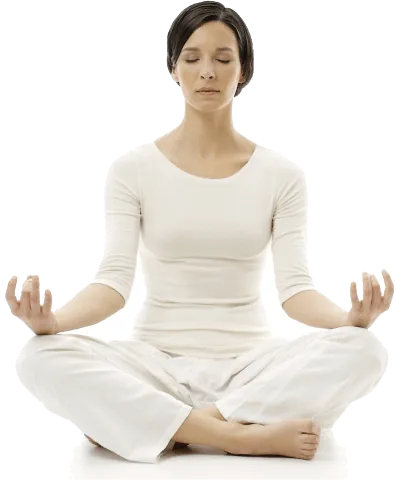 женщина в белой одежде в позе медитации