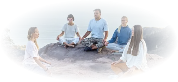 Изображение людей на природе в позе медитации