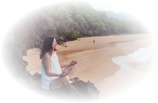 Изображение девушки на берегу в позе для медитации