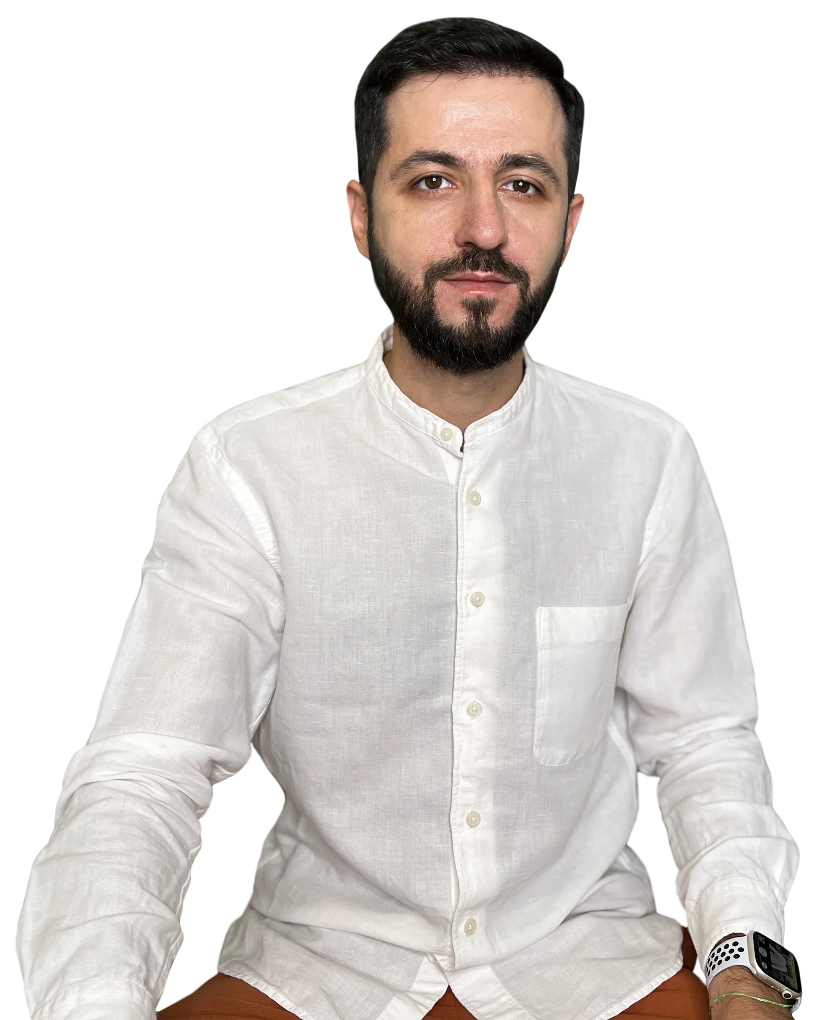 На фото Дмитрий Агаронян в белой рубашке