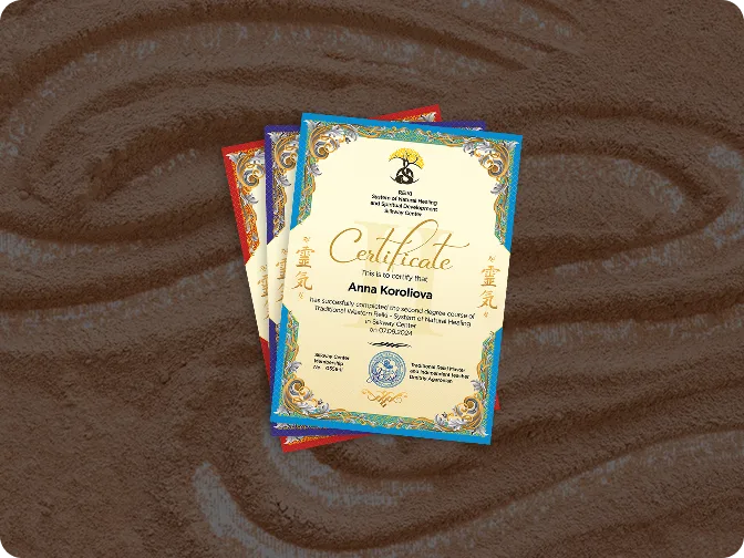 Сертификаты о завершении курсов, расположенные на фоне кофейных зерен, демонстрируют достижения Анны Ковалёвой в области традиционных восточных практик.